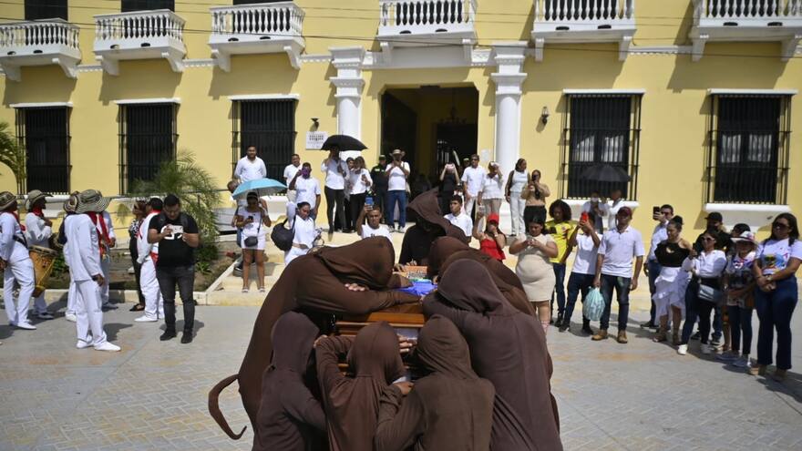 El adiós al último 'Conde Drácula' del Carnaval