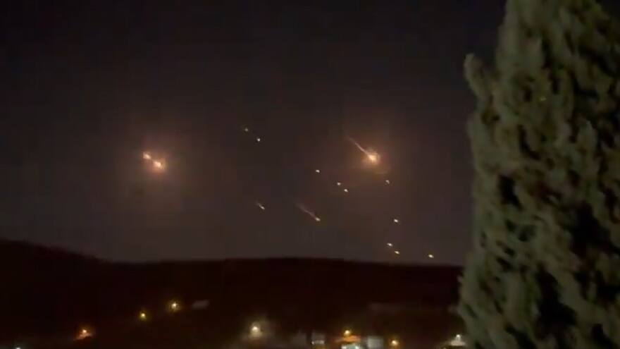 Irán lanza cientos de misiles contra Israel en respuesta a los asesinatos del líder de Hamás, el jefe de Hezbolá y un general iraní