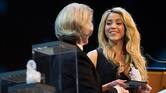 Shakira clama atención por los niños menores de 5 años al recibir premio en Davos