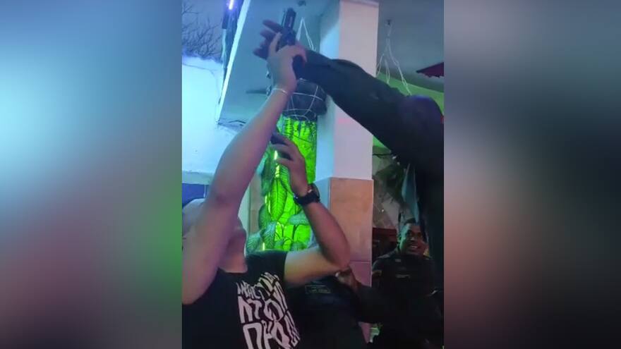 Investigan a oficial que dispara un arma en medio de una celebración