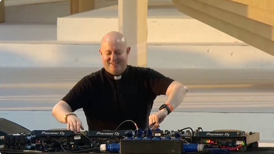 Guilherme Peixotom, el padre que convirtió una misa del Papa en Tomorrowland