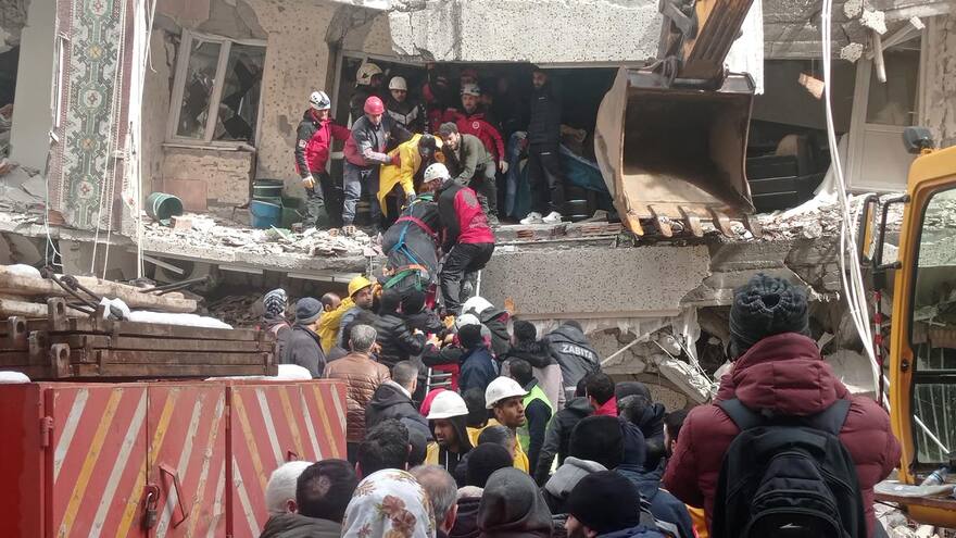 Terremoto en Turquía y Siria: muertos, heridos y sobrevivientes en los escombros
