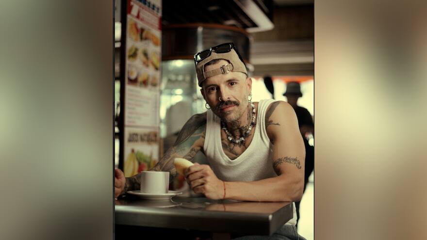 ‘Calidosa City’ por Mike Bahía, una carta de amor y sanación a sus raíces