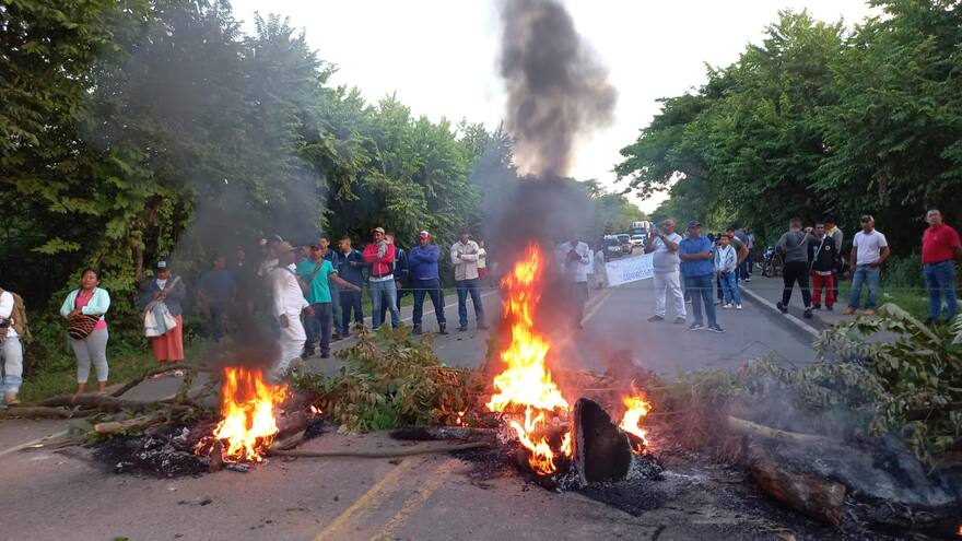 Indígenas wiwa bloquean la vía Becerril-Codazzi por protesta social