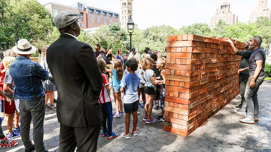 El muro 'made in México' que fue 'destruido' en Nueva York