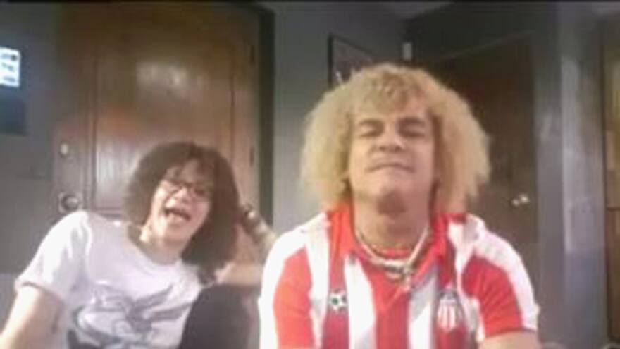 El ‘Pibe’ cae en broma durante transmisión en directo y su esposa lo festeja