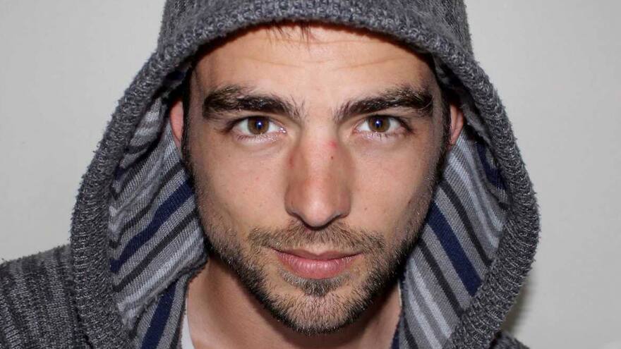 Muere actor inglés tras ser arrollado por carro fantasma en Medellín