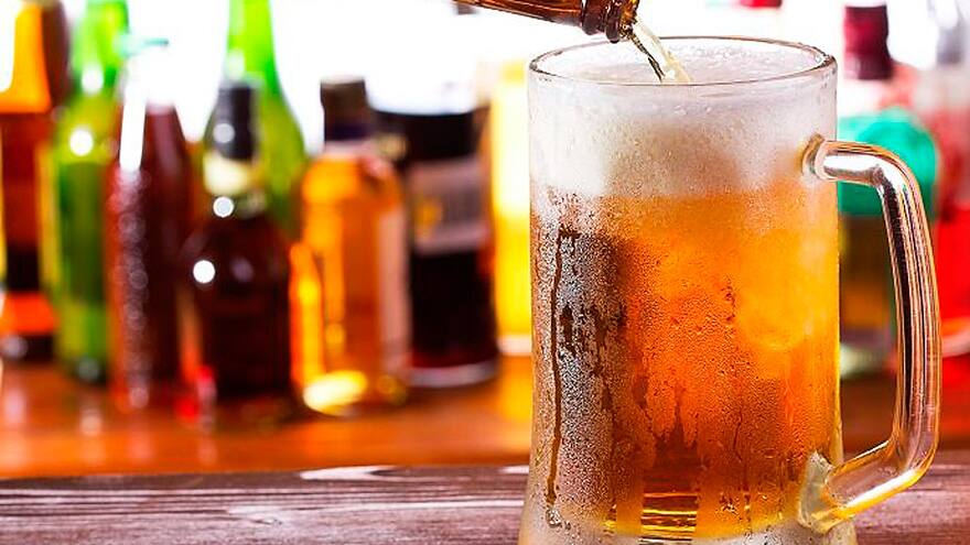 En video | Polémica por multa a hombre que bebía cerveza sin alcohol en la calle