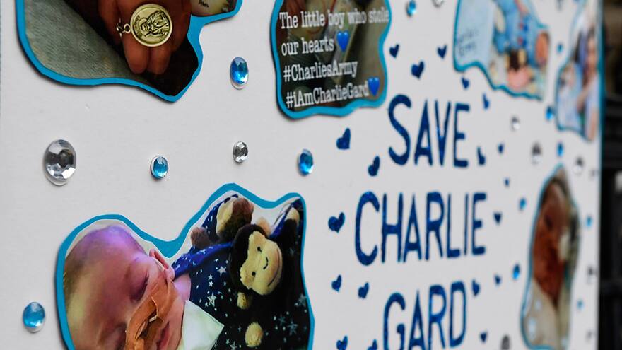 Padres de bebé británico enfermo terminal abandonan batalla para llevarlo a EEUU