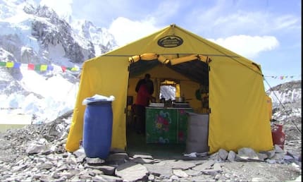 Así se transforma el campo base del Everest en una pequeña ciudad