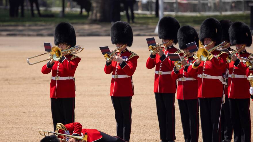 En video: varios guardias reales se desmayaron en desfile frente al príncipe