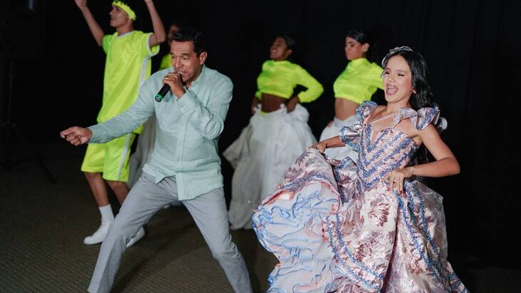 Checo Acosta convierte el sueño de su hija en canción con ‘Sharon es Carnaval’