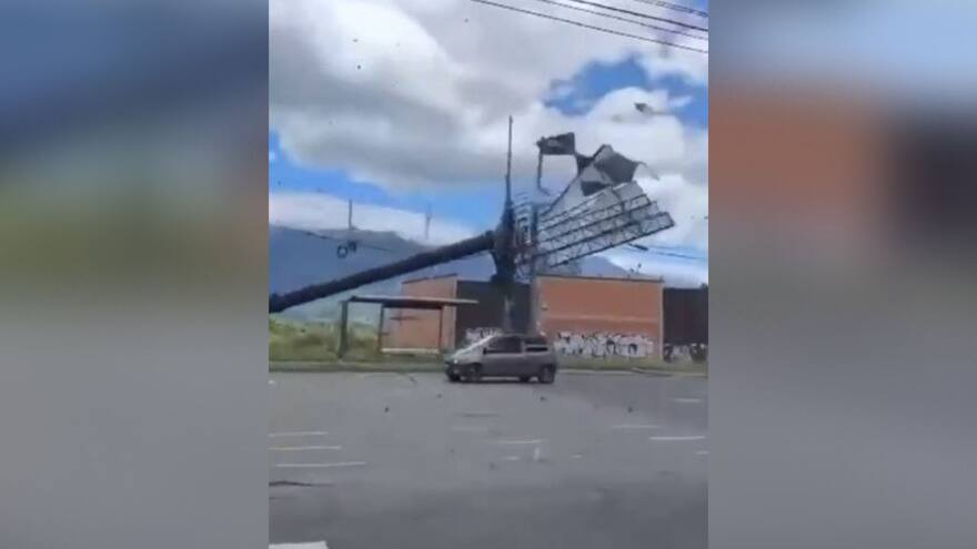 Video: valla publicitaria cayó encima de un carro en Armenia