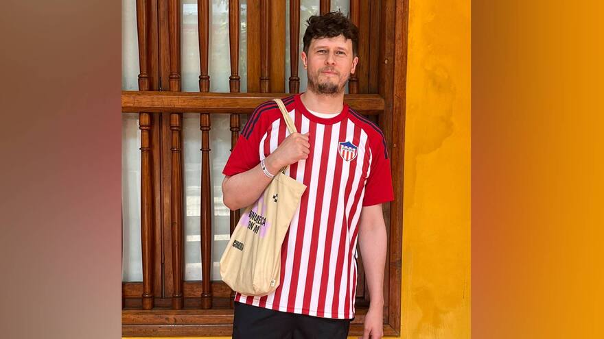 El hincha tiburón inglés que filmó la película ‘Junior, tú papá’