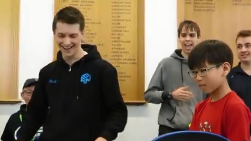 En video | Joven rompe récord al armar el cubo de rubik en 4,22 segundos