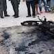 Comunidad incendia moto de presuntos ladrones en Las Nieves