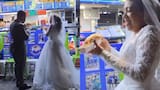 Video: pareja de recién casados celebró su boda comiendo perros calientes: “Hay hambre”