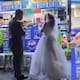 Video: pareja de recién casados celebró su boda comiendo perros calientes: “Hay hambre”