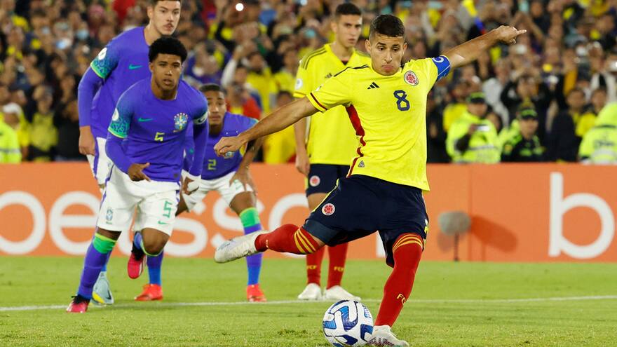 ¿Se debió repetir el penalti a favor de Colombia en partido contra Brasil?