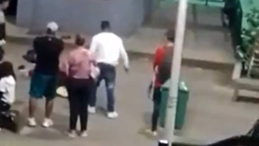 Video: Anciano que habita la calle recibió una fuerte golpiza mientras se disponía a dormir, en Medellín