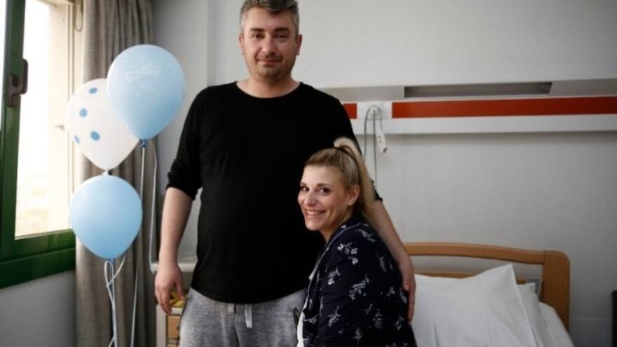 Madre del bebé concebido por tres progenitores saluda un 'importante adelanto científico'