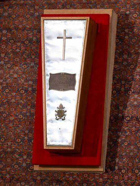 Francisco será sepultado con sus zapatos usados y en un féretro que lleva su escudo