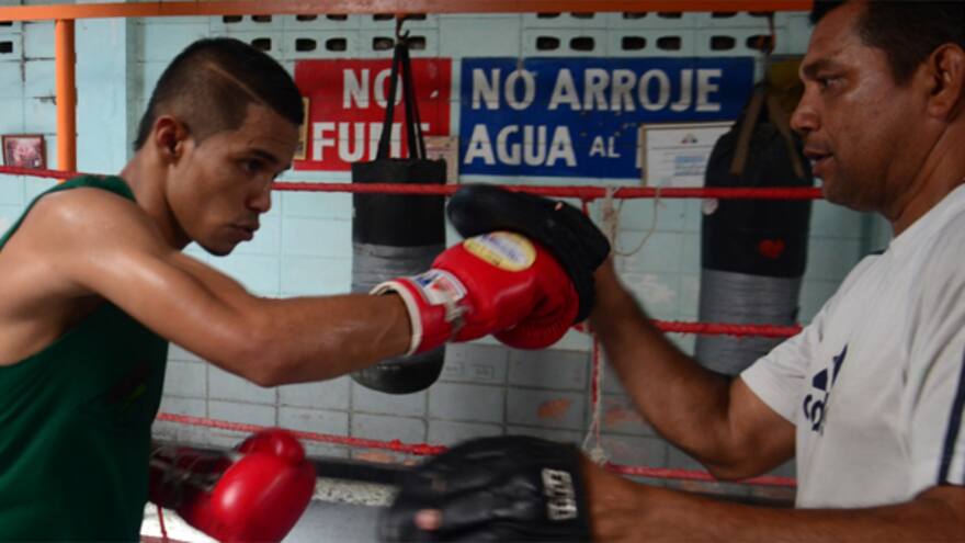 Karluis Díaz pierde por nocaut técnico en Johannesburgo