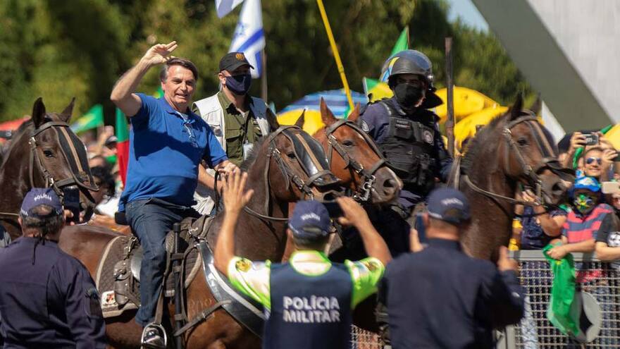 Bolsonaro se pasea a caballo entre miles de personas e ignora al COVID-19