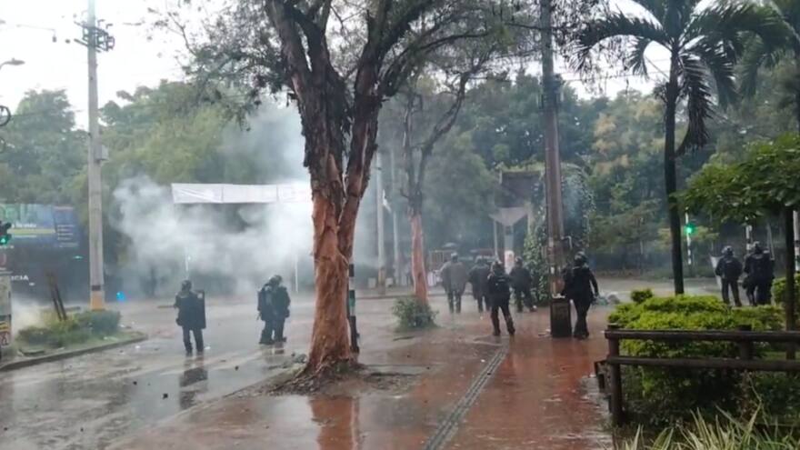 Dos policías y un civil heridos tras disturbios en Universidad de Antioquia