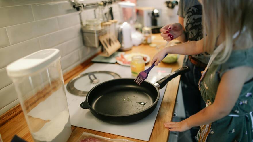 Alertan de la gripe del teflón: ¿Cómo se deben usar los sartenes para evitar la enfermedad?
