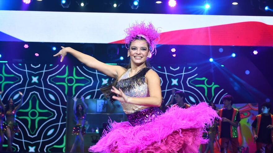 La capitana de la comparsa juvenil del Country Club Isa Ovalle descrestó con su swing salsero