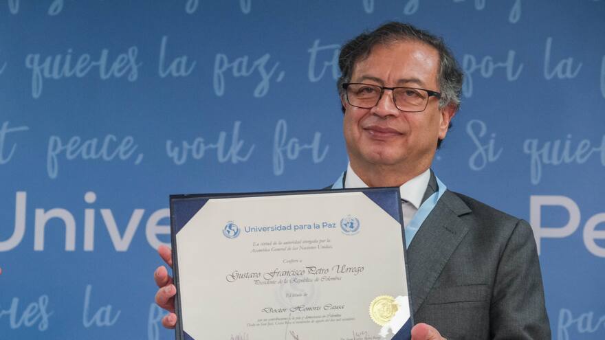 Petro recibió título de doctor Honoris Causa en universidad de Costa Rica