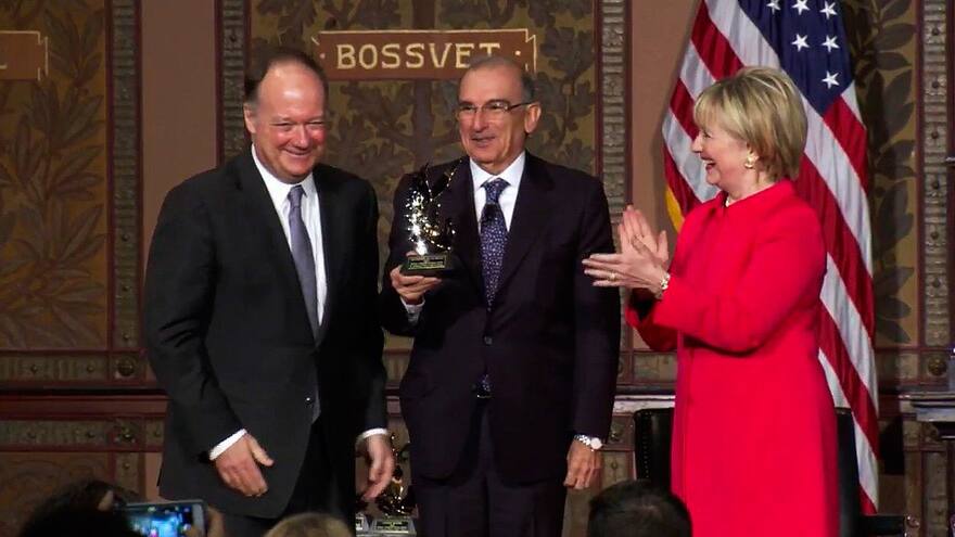 Hillary Clinton premia a De la Calle y a tres mujeres por su aporte a la paz