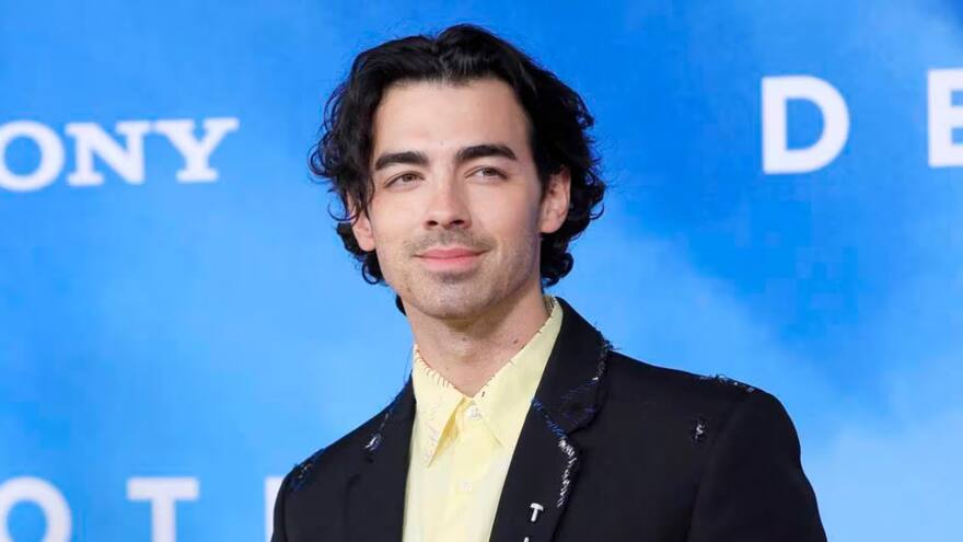 Captan a Joe Jonas dando un beso a Stormi Bree en Australia, tras su ruptura con Sophie Turner