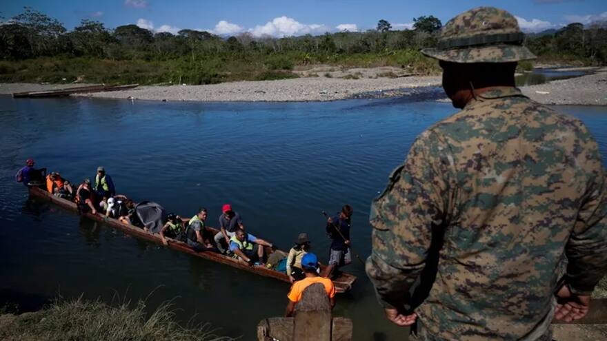 Rescatan a 100 migrantes haitianos de un barco que se hundía en aguas del Caribe