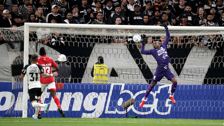 Corinthians castiga a Santa Fe y se afianza en el liderato