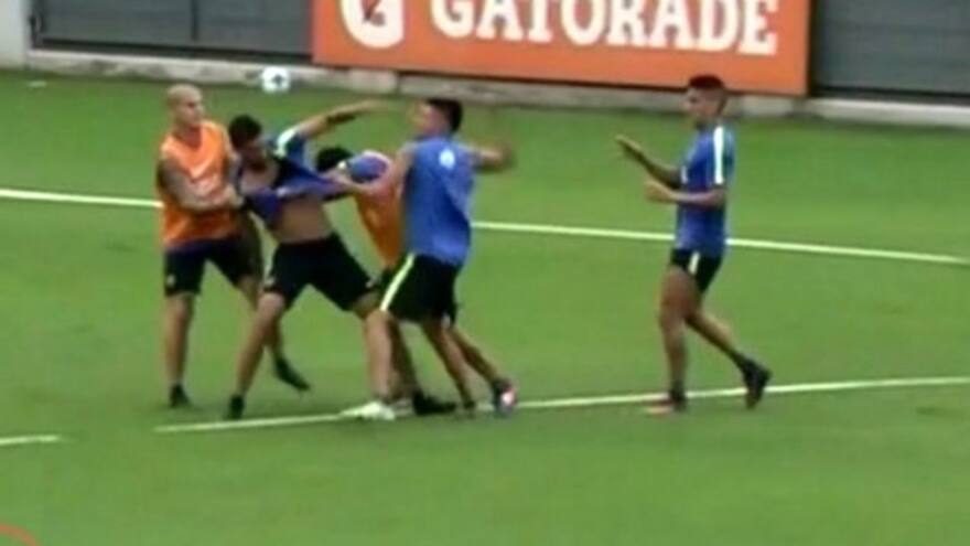 En video| Dos jugadores de Boca se pelean en entrenamiento