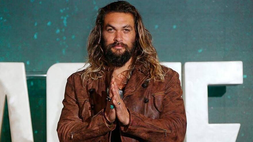 Jason Momoa, actor de Aquaman, compartió su rutina de ejercicio mientras montaba bicicleta durante una entrevista