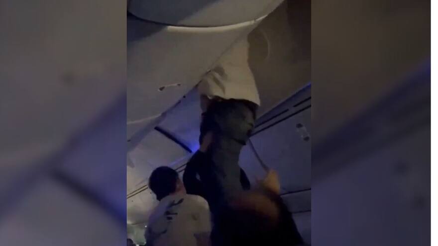 Video: pasajero terminó encima del portaequipaje por fuertes turbulencias