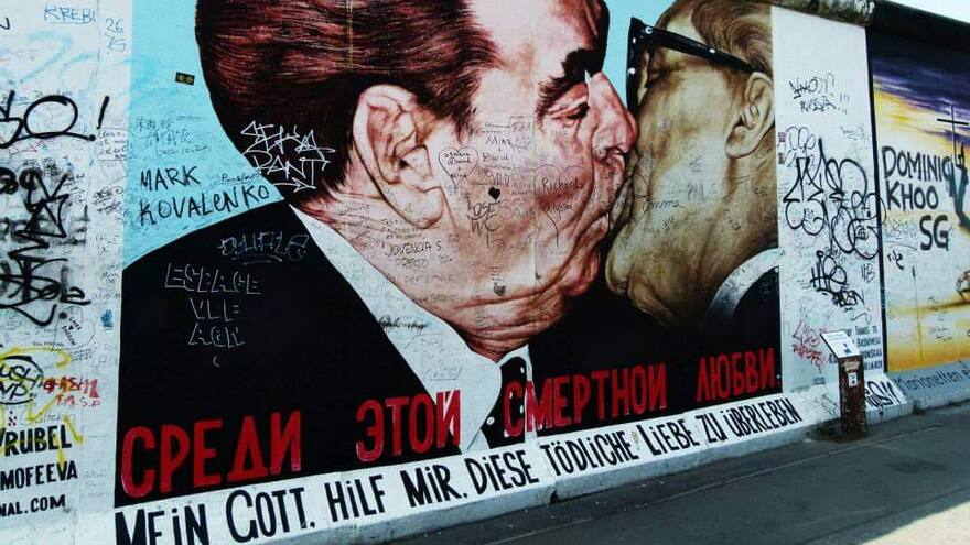 Muere autor que pintó el graffiti sobre el muro de Berlín del beso entre Honecker y Brézhnev