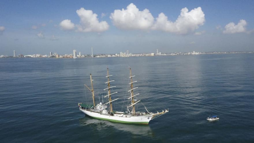 Guardiana colombiana en crucero de entrenamiento de buque de España