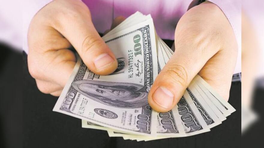 Mujer adquirió un mueble gratis por internet y se encontró con $36.000 dólares en efectivo