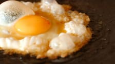 Así puede hacer el huevo frito perfecto en casa paso a paso