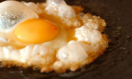 Así puede hacer el huevo frito perfecto en casa paso a paso