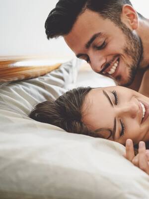 Los abrazos y los besos en la pareja | Columna de José Manuel González