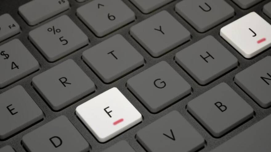 ¿Para qué sirven las marcas que tienen las letras F y J en el teclado del computador?