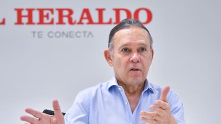 “Lo de Petro es una estrategia para que los ilegales, en su comodidad, voten por él en elecciones”: Cepeda