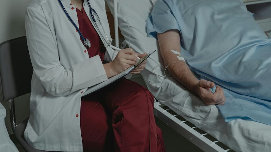 Hombre estuvo muerto ocho minutos y volvió: contó qué vio en ese momento