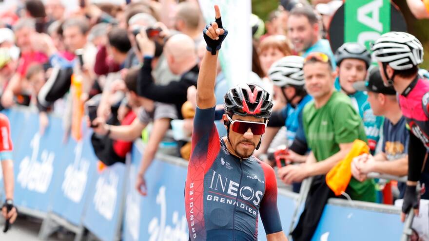 Dani Martínez gana al sprint a Alaphilippe y se acerca al líder Roglic