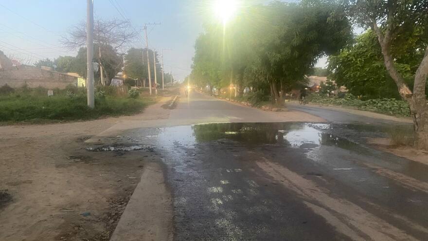 Denuncian presencia de aguas negras y riesgo de dengue en el barrio Dividivi de Riohacha
